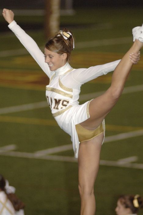 Sexy Cheerleaders High Kicking (51 pics)