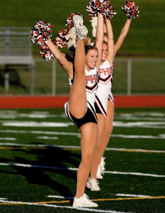 Sexy Cheerleaders High Kicking (51 pics)