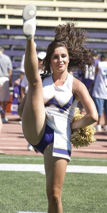 Sexy Cheerleaders High Kicking (51 pics)