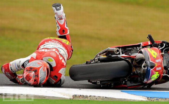 Motorbike Falls. Part 2 (31 pics)