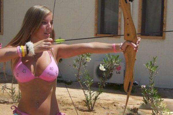 Sexy Female Archers (22 pics)
