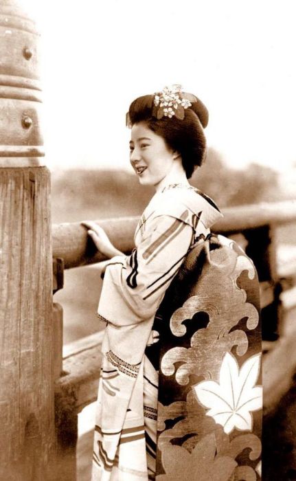 Vintage Photos of Japanese Geisha (18 pics)