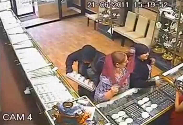 Shoplifters in the UK (3 pics + video)