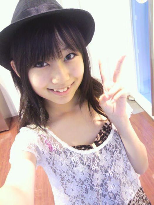 Girl with Vampire Teeth (15 pics )