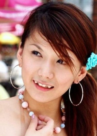 Girl with Vampire Teeth (15 pics )