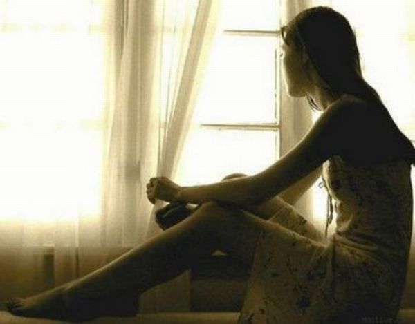 Hot Girls Looking Out Windows (26 pics)