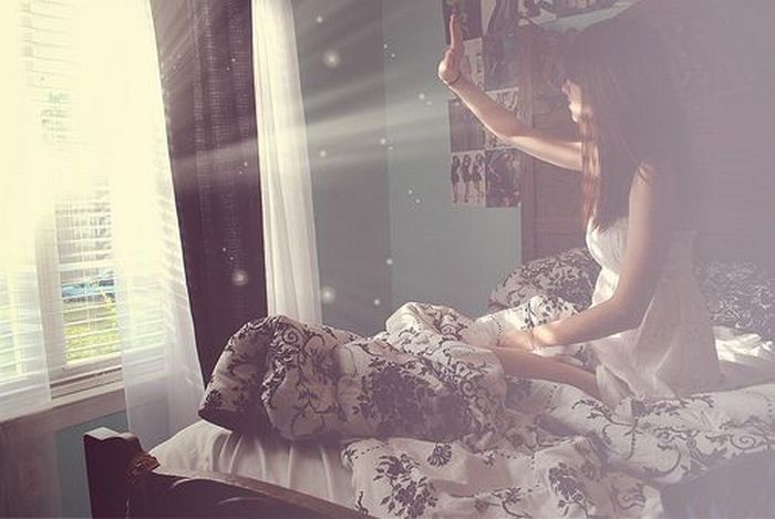 Hot Girls Looking Out Windows (26 pics)