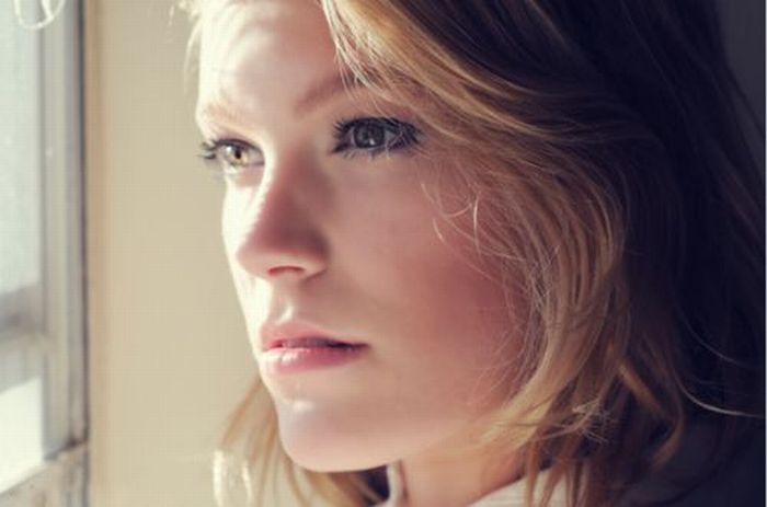 Hot Girls Looking Out Windows (26 pics)