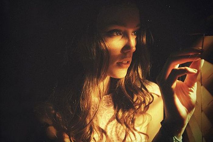 Hot Girls Looking Out Windows (26 pics)