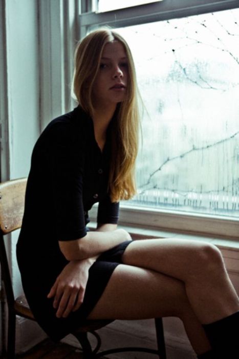 Hot Girls Looking Out Windows (26 pics)