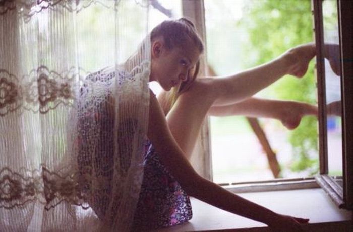 Hot Girls Looking Out Windows (26 pics)