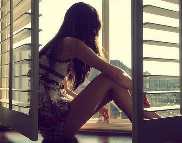 Hot Girls Looking Out Windows (26 pics)