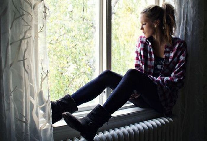Hot Girls Looking Out Windows (26 pics)
