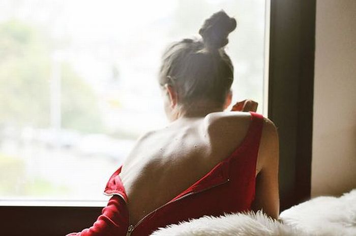 Hot Girls Looking Out Windows (26 pics)