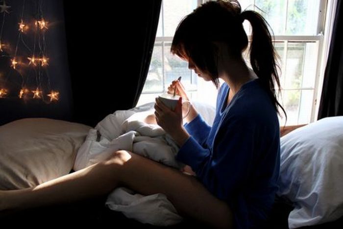 Hot Girls Looking Out Windows (26 pics)
