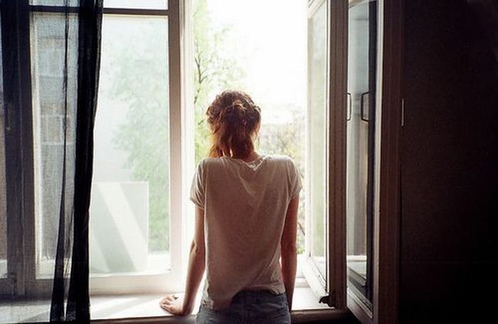 Hot Girls Looking Out Windows (26 pics)