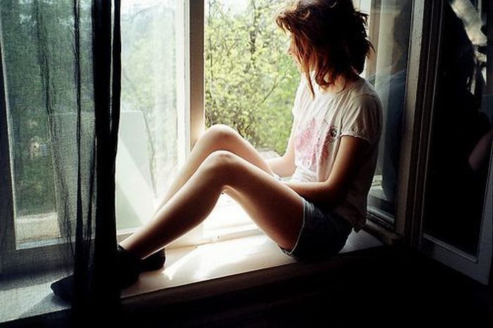 Hot Girls Looking Out Windows (26 pics)