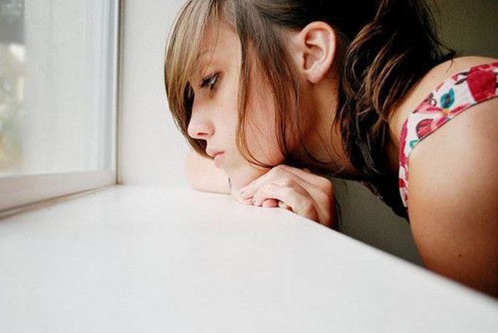 Hot Girls Looking Out Windows (26 pics)