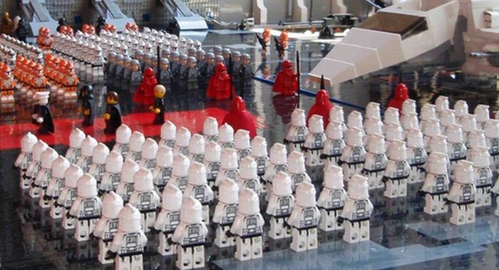 Arrival of the Emperor in Lego (19 pics)