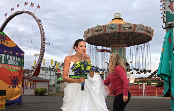 Wedding Ceremony on a Roller Coaster (14 pics)