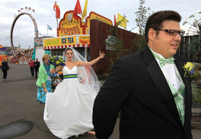 Wedding Ceremony on a Roller Coaster (14 pics)