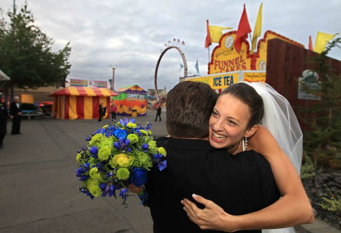 Wedding Ceremony on a Roller Coaster (14 pics)