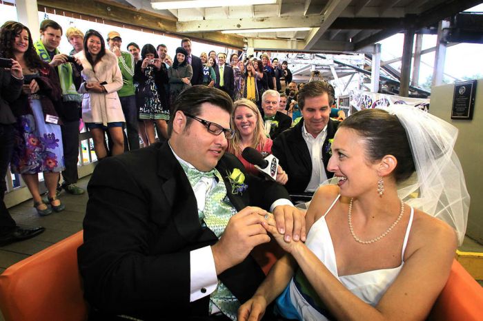 Wedding Ceremony on a Roller Coaster (14 pics)