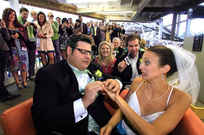Wedding Ceremony on a Roller Coaster (14 pics)