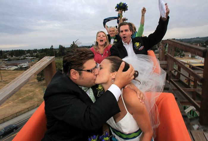 Wedding Ceremony on a Roller Coaster (14 pics)