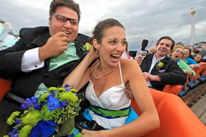 Wedding Ceremony on a Roller Coaster (14 pics)