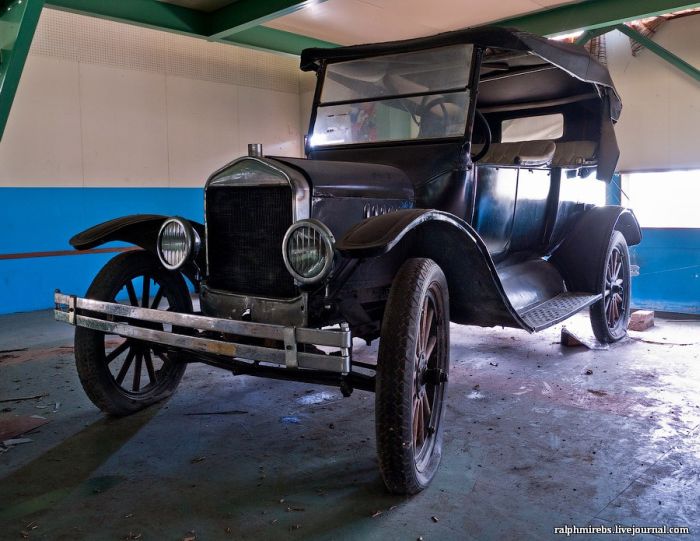 Abandoned Retro Car Museum in Japan (34 pics)