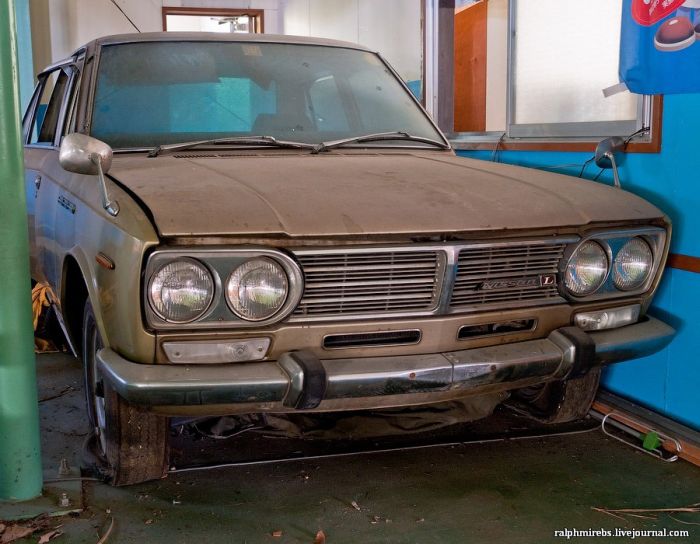 Abandoned Retro Car Museum in Japan (34 pics)