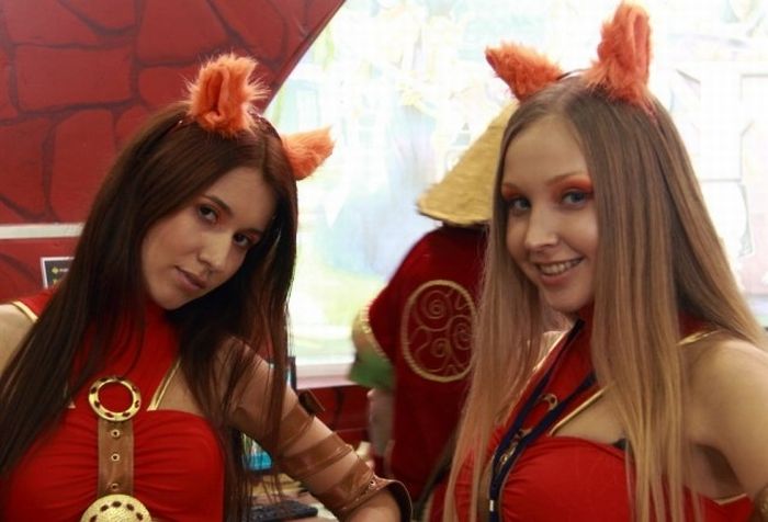 Russian Girls at the Exhibition of Interactive Games ‘IgroMir-2011′  (28 pics)