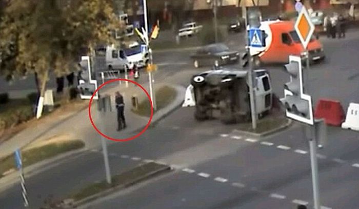Police Officer Survives a Terrible Crash (4 pics + video)