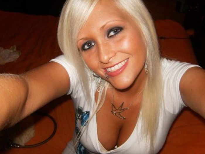 Cute Busty Girls (33 pics)
