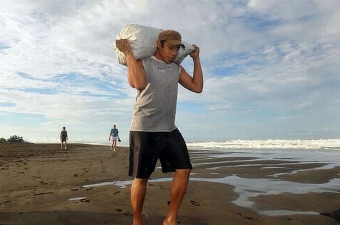 Collecting Sea Turtle Eggs in Costa Rica (12 pics)