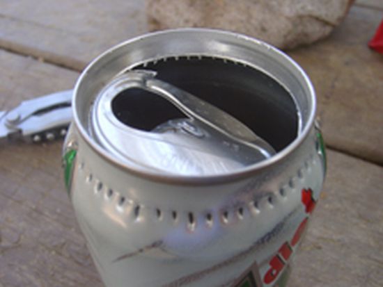 How to Make a Camping Stove out of a Can (11 pics)