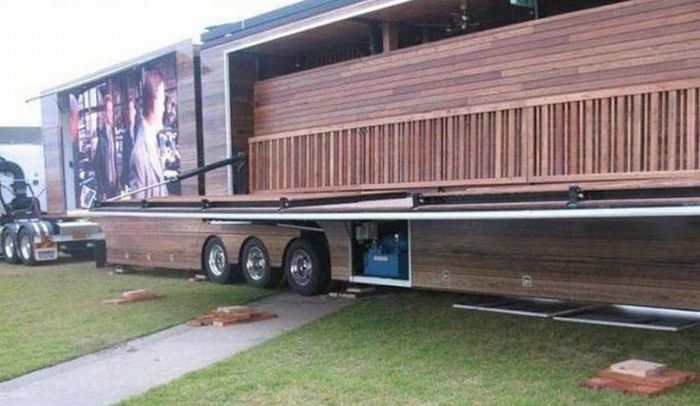 Awesome Party Truck in Australia (10 pics)