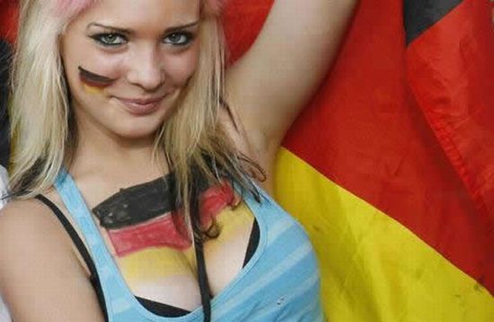 Hot Soccer Girls and Fans (25 pics)