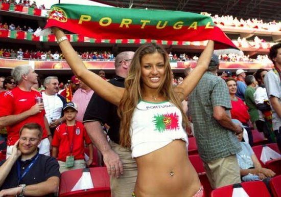 Hot Soccer Girls and Fans (25 pics)