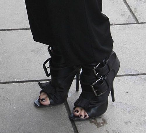 Weird Shoes of Celebrities (30 pics)