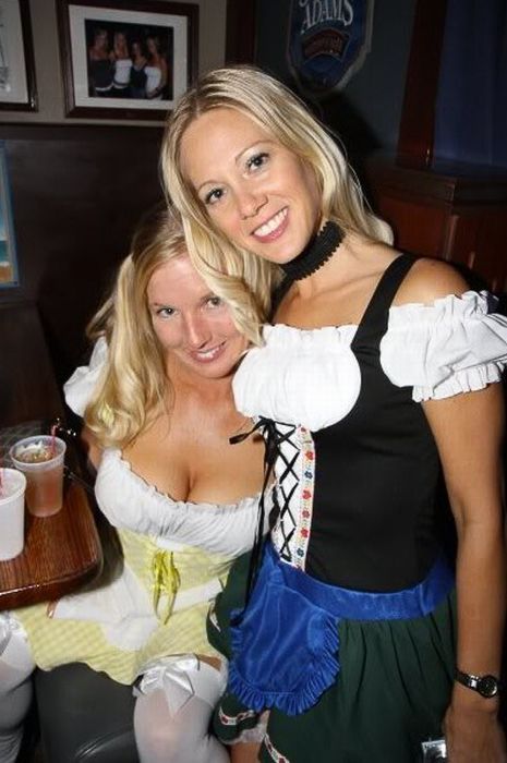 College Girls at Halloween Parties (98 pics)