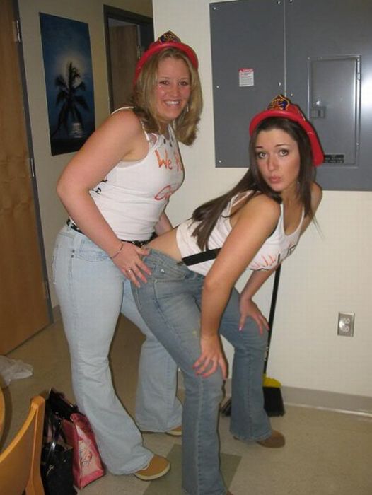 College Girls at Halloween Parties (98 pics)