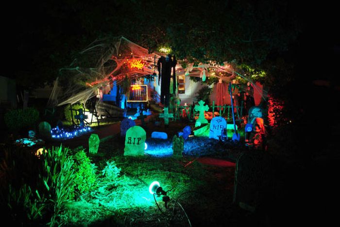 Great Halloween Front Yard Decorations (30 pics)