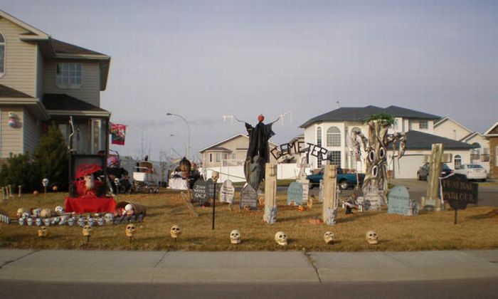 Great Halloween Front Yard Decorations (30 pics)