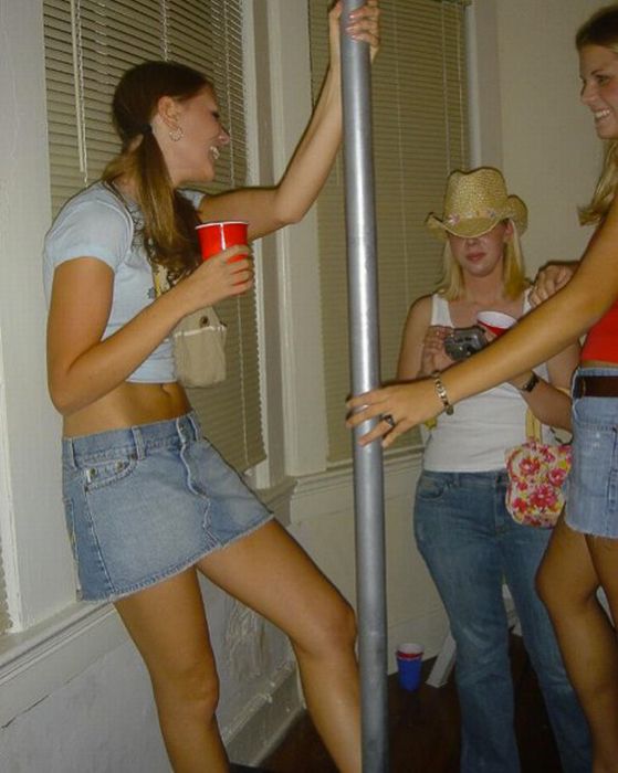 Drunk Girls and Poles (82 pics)