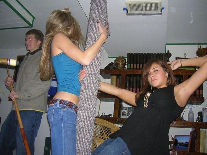 Drunk Girls and Poles (82 pics)