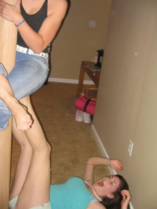 Drunk Girls and Poles (82 pics)