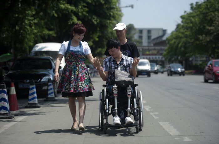 Strong Man Dai Guohong (19 pics)
