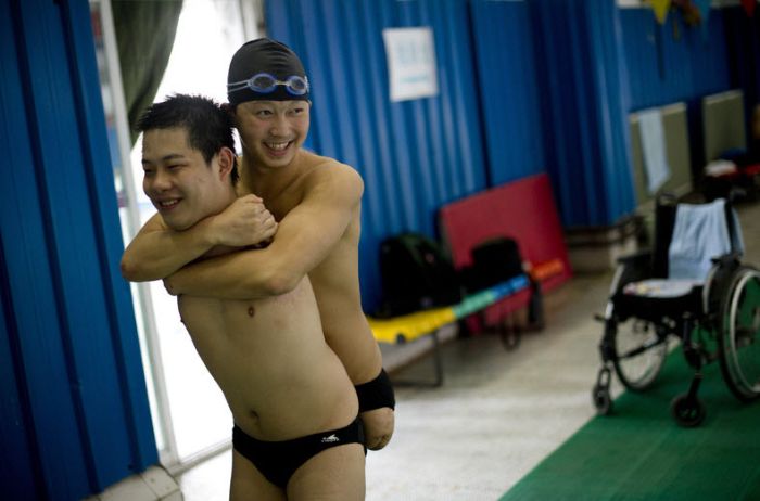 Strong Man Dai Guohong (19 pics)